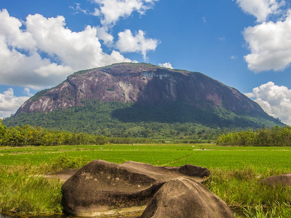 Paket Tour Menjelajahi Taman Alam Gunung Kelam Rock